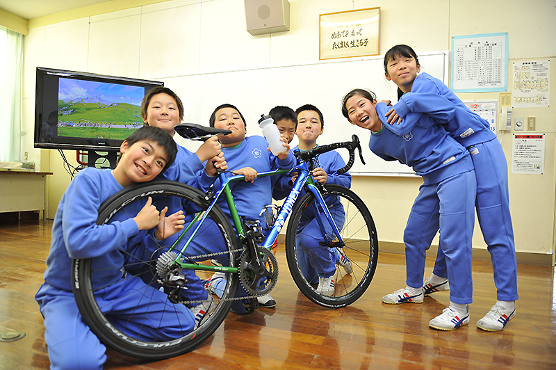 特別授業が終わっても興味は尽きず、自転車を触りまくっていた子どもたち