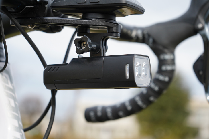 GoProのマウントも用意されているため、アクションカムとライトの使い分けが行える | cyclowired