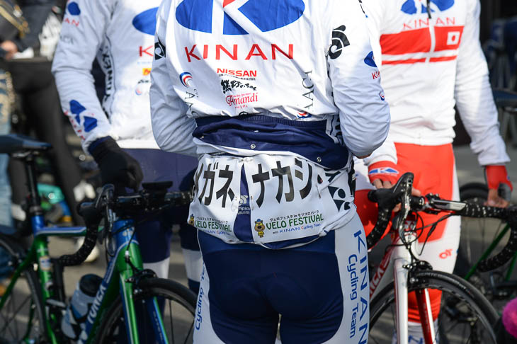 キナンサイクリングチーム中島康晴選手のゼッケンは「メガネ」「ナカジ」