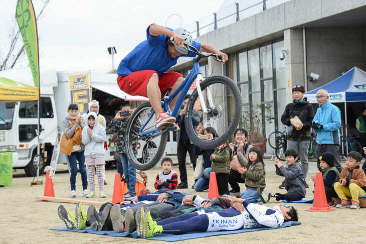 「おかっぴ」のマウンテンバイクショーも行われる