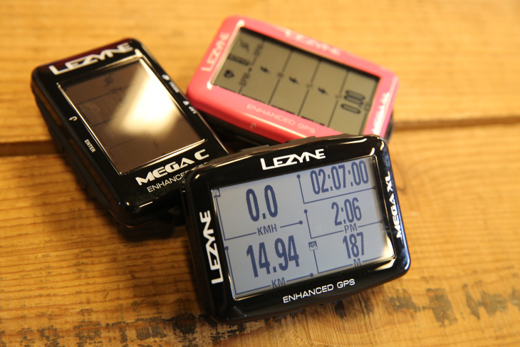 黒色のMEGA XL GPS、MEGA C GPSが通常モデルで、ピンク色は限定カラー