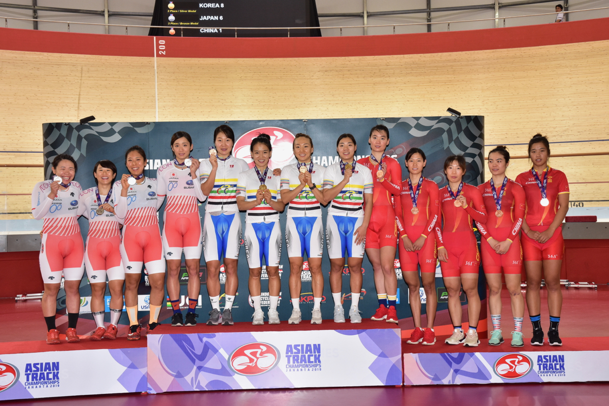 女子チームパーシュート表彰 日本(中村、梶原、古山、吉川)は銀メダル