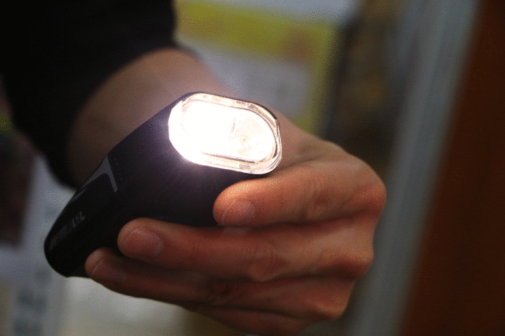 ムーンはフォグモードを搭載したライトを発表。暖色と寒色のLEDを搭載し霧中でも視界を提供する