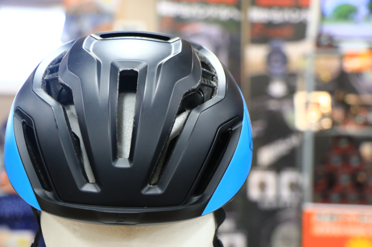 ボレーの新型ヘルメット・FURO。MIPSを採用し、安全性を追求しつつも重量バランスやクーリング性能を併せ持つエアロヘルメットだ