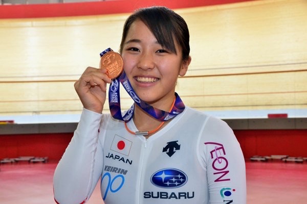 女子ジュニアスプリント 銅メダルを掲げる飯田風音（日本）