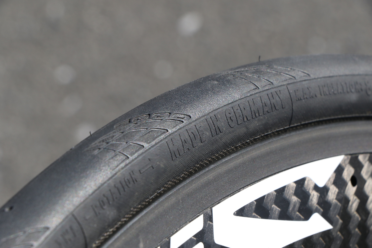 ドイツ生産を表すMADE IN GERMANYの文字。タイヤの向きを示す矢印も配される