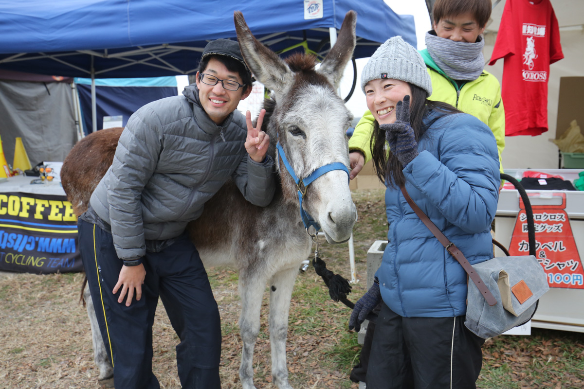 牧場内ではロバなど動物たちと記念撮影ができる