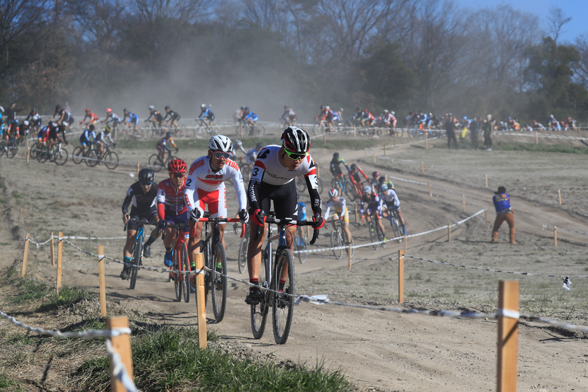 1周目序盤トップを走る沢田時（TEAM BRIDGESTONE Cycling）