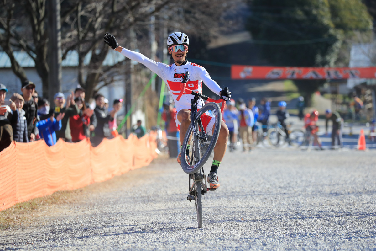 ウィリーでフィニッシュする前田公平(弱虫ペダルサイクリングチーム)
