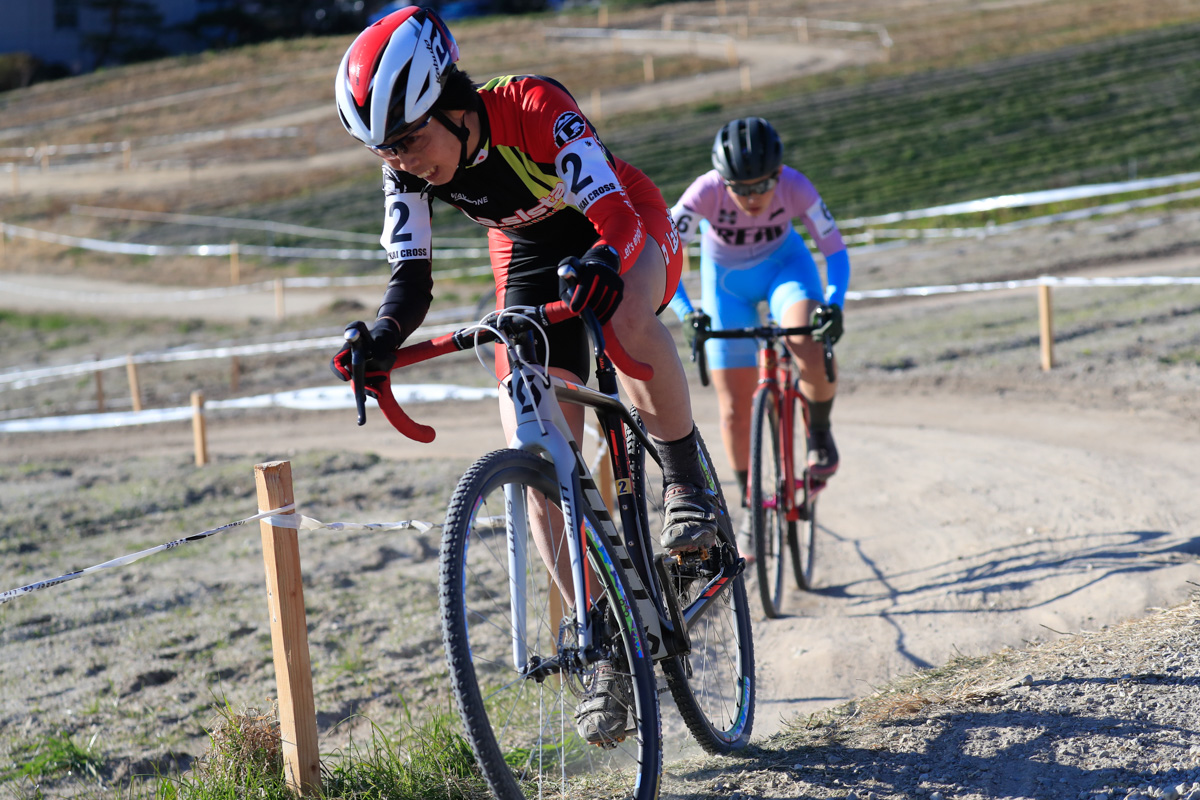 3位争いの宮内佐季子(Club La.sista Offroad Team)と赤松綾(SimWorks CX Racing)