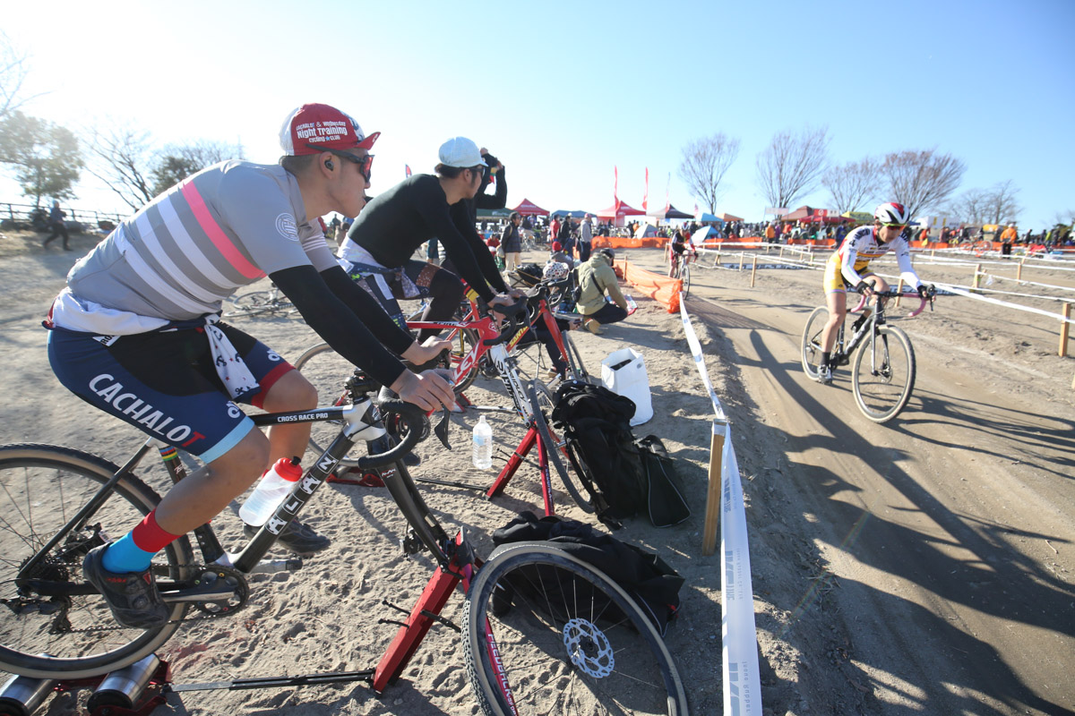 今井美穂を追って2位を行く唐見実世子（弱虫ペダルサイクリングチーム）