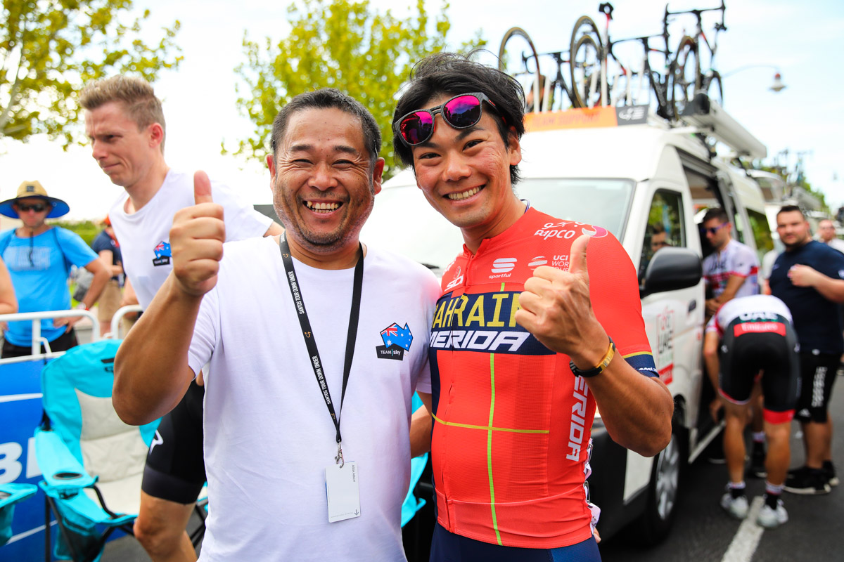 宮島正典マッサー(チームスカイ)と新城幸也(バーレーン・メリダ)
