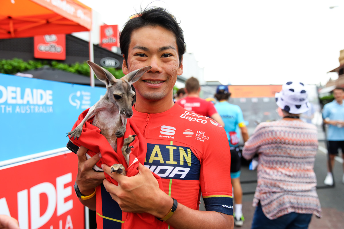 カンガルーの赤ちゃんを抱く新城幸也(バーレーン・メリダ)