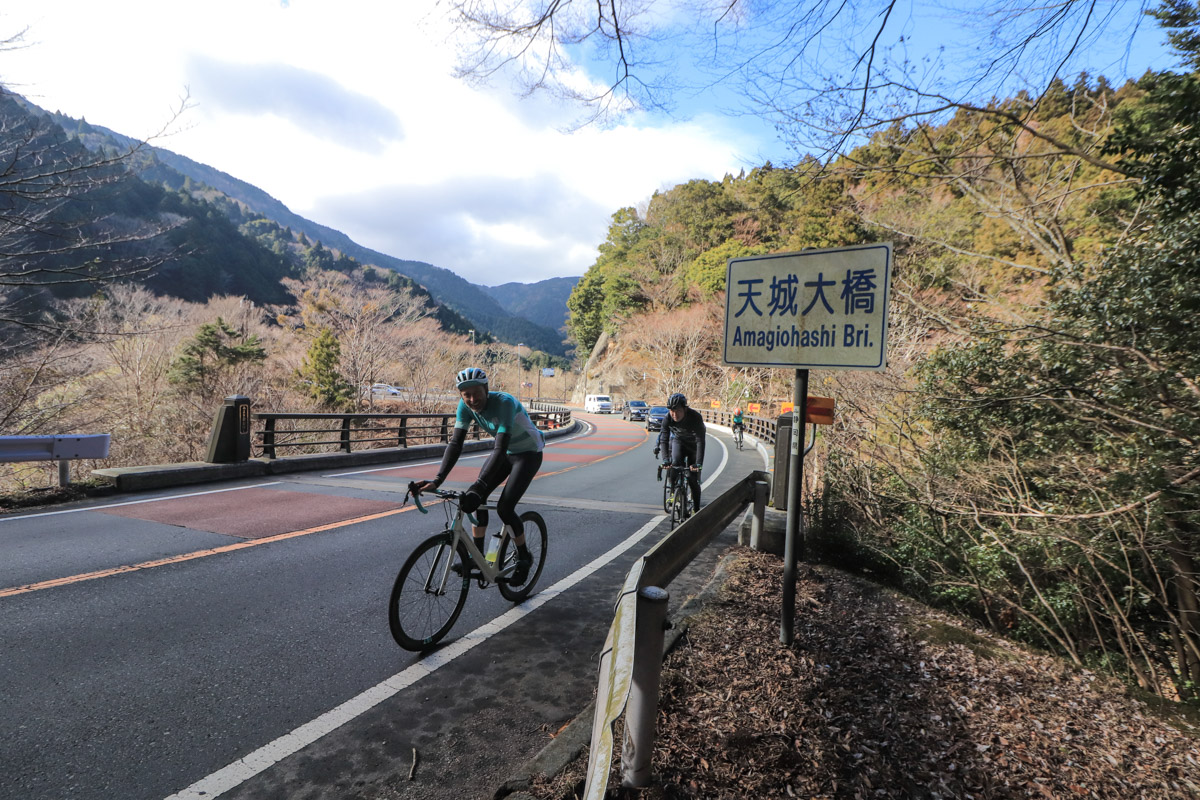 長くてなだらかな登りをこなすと天城峠が近づいてきた