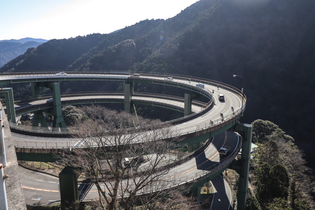 河津七滝のループ橋ではスリル満点のダウンヒルが楽しめる
