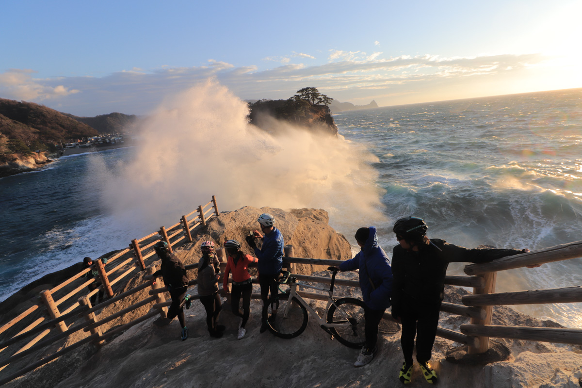 堂ヶ島の海岸線でダイナミックな波しぶきを浴びる