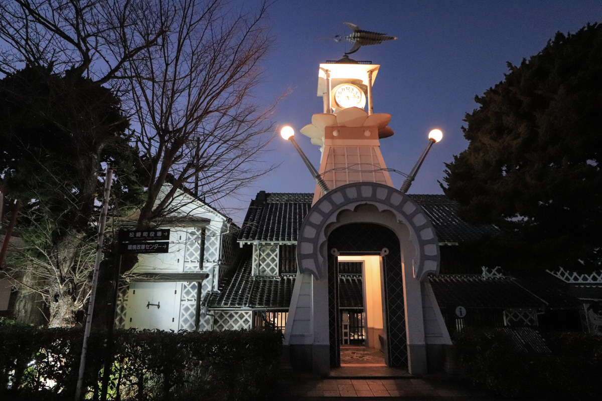 ユニークなデザインの松崎の時計塔