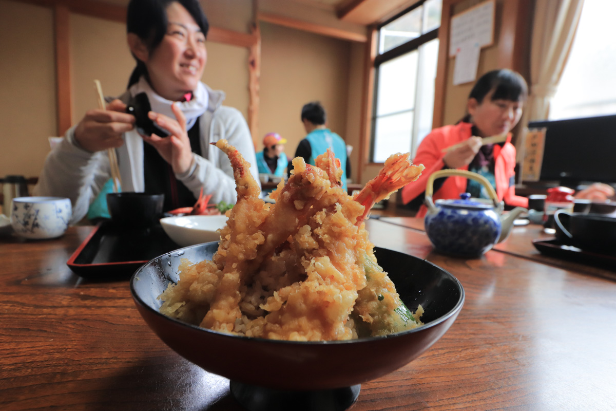 戸田名物のタカアシガニの天丼をいただきます