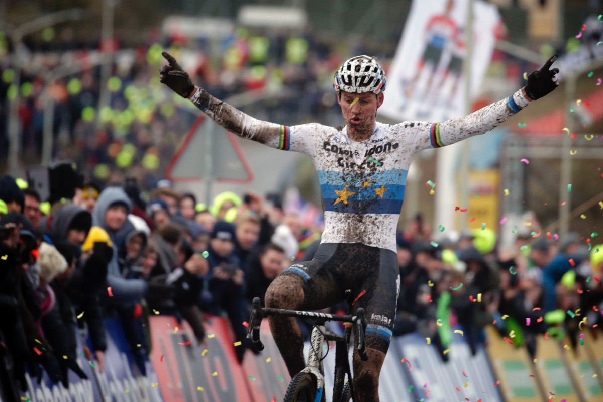 独走勝利を飾ったマチュー・ファンデルポール(オランダ、コレンドン・サーカス)