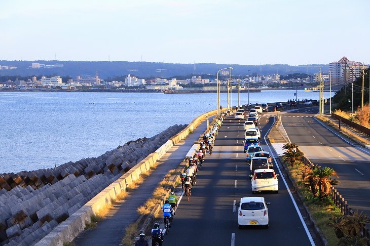 向こうに見える名護市街へ走っていく