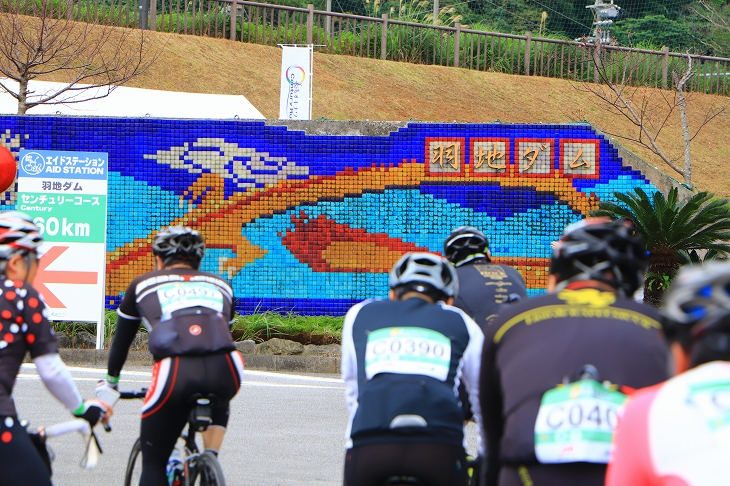 このカラフルな看板がエイドの目印だ