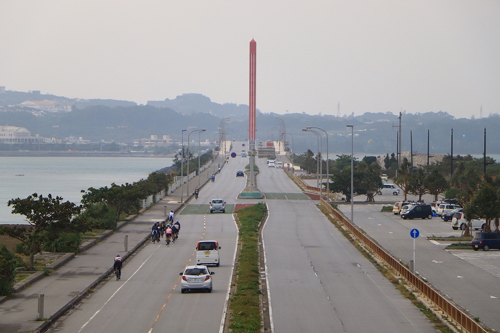 橋というか、大きな堤防というか。あまりにもスケールが大きな海中道路