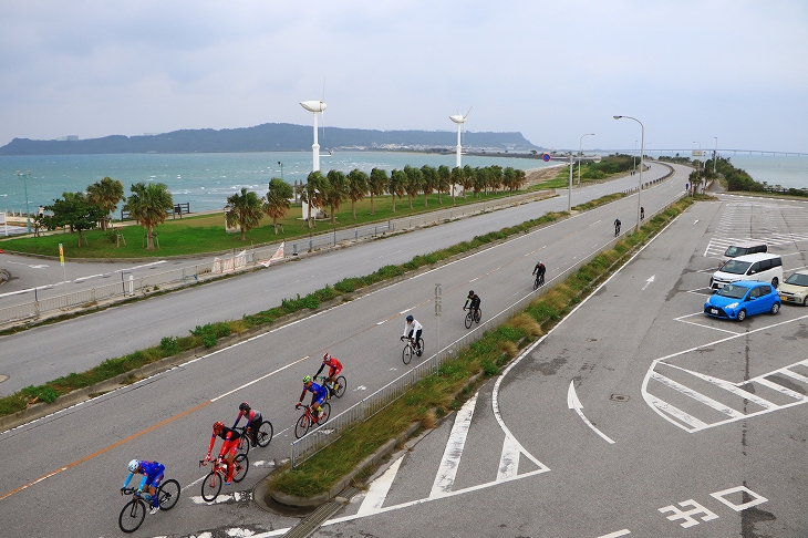 こちらは平安座島側。遠くに浜比嘉島への橋が架かっているのが見える