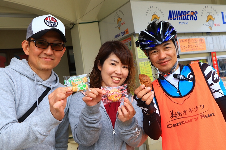 沖縄ならではのお菓子が沢山振舞われました