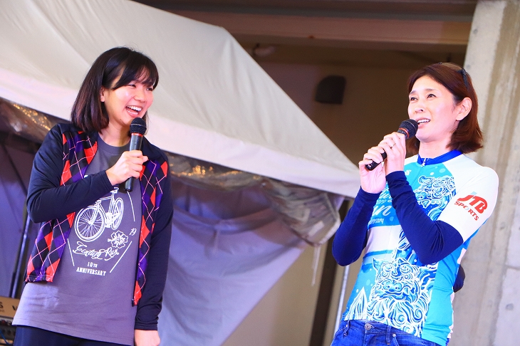 平野由香里さんと、恩納村観光大使の益子直美さんによるトークショー