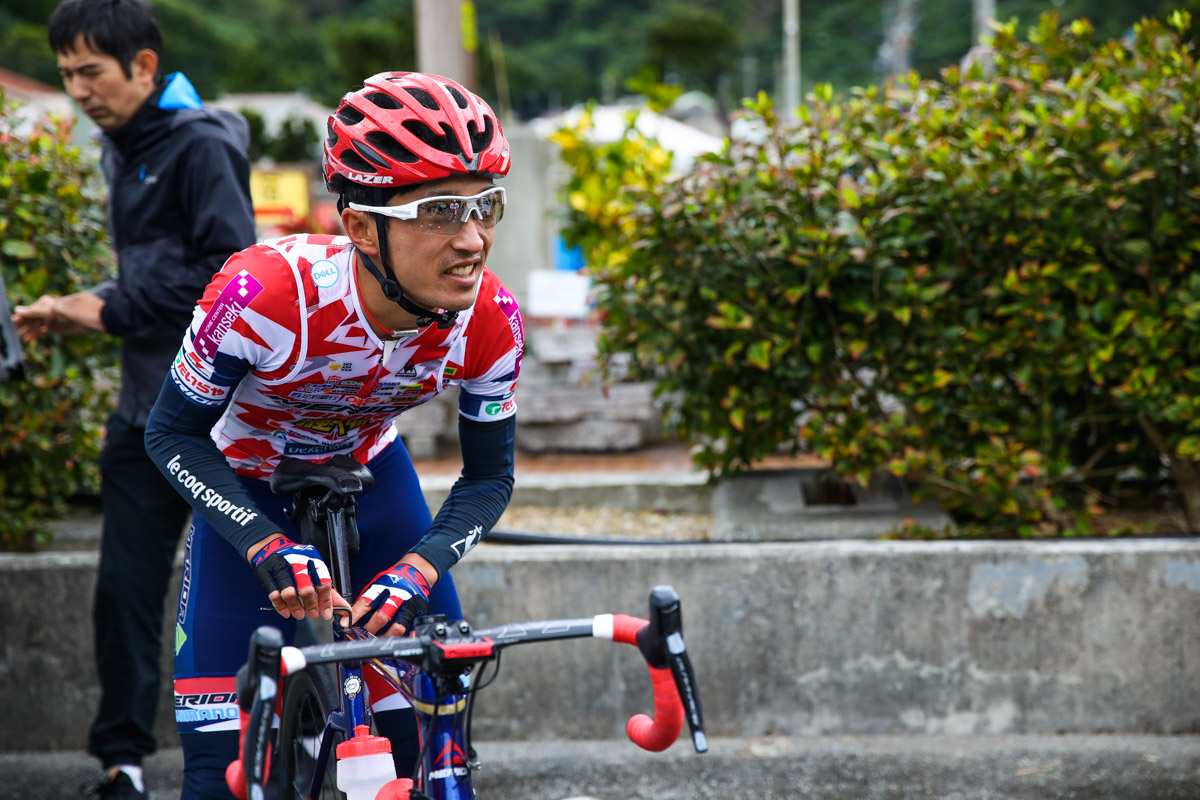 サドルの高さを調整する増田成幸(宇都宮ブリッツェン)