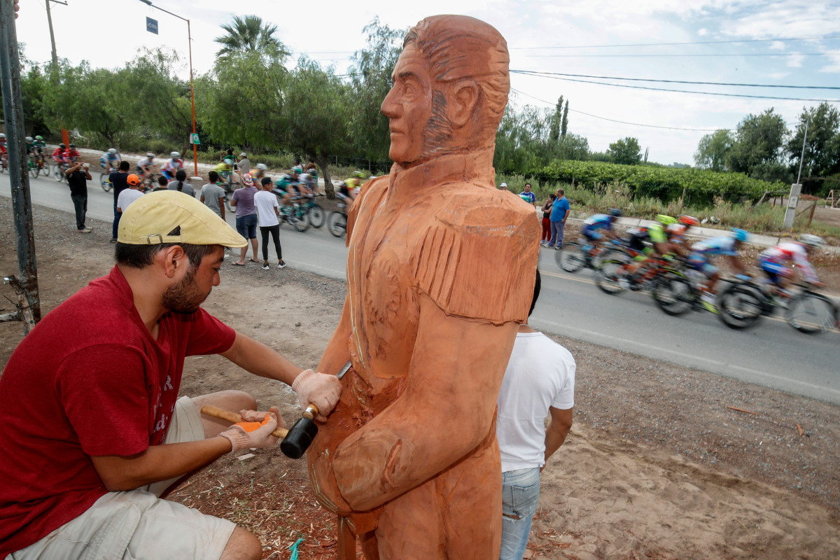 レースの道端で彫刻を掘る