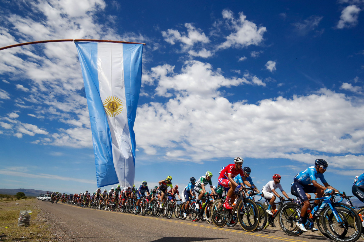 青い空にアルゼンチンの国旗が映える