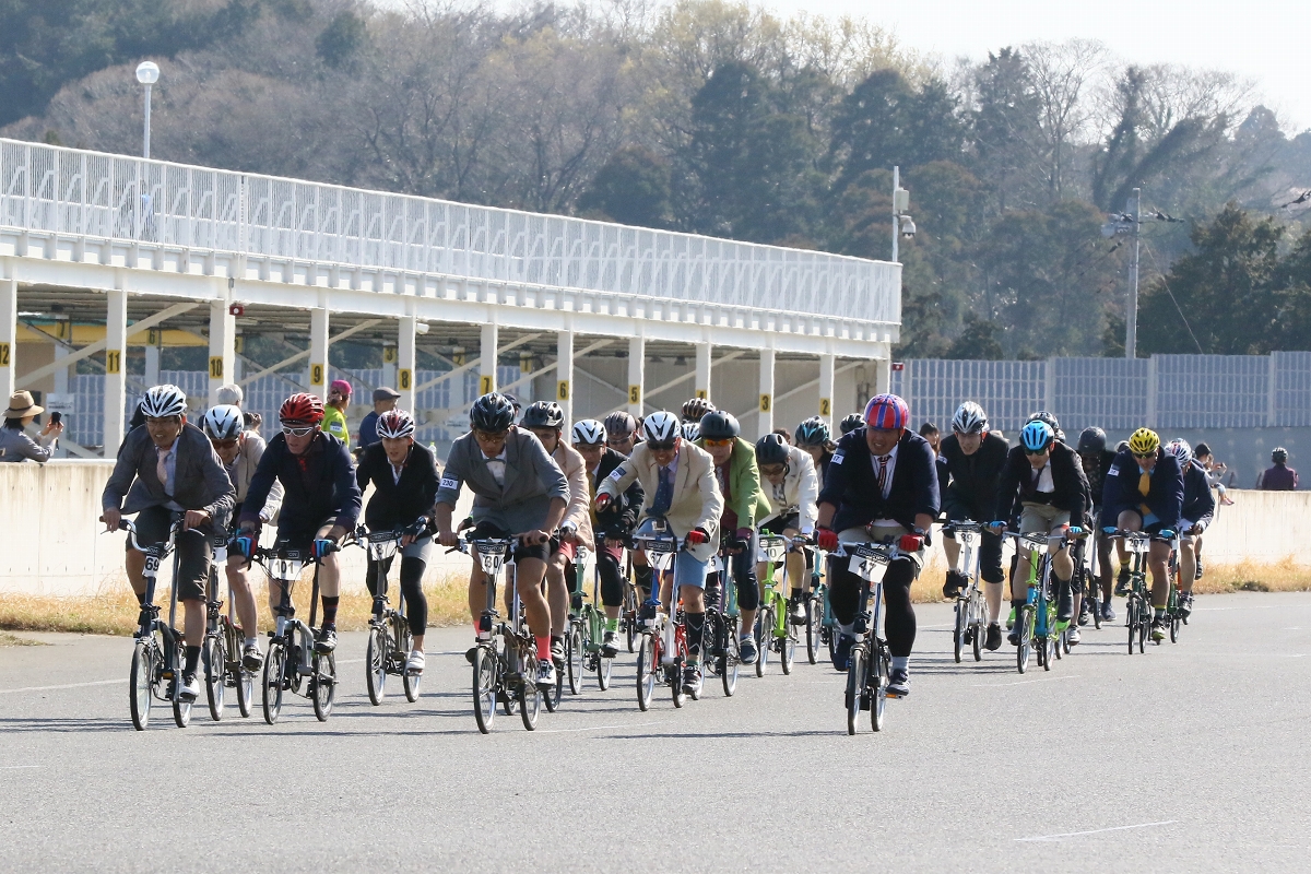 ブリティッシュスタイルのライダーたちがブロンプトンで真剣勝負