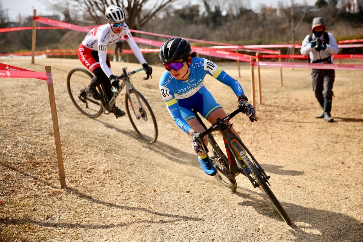 序盤から抜け出した今井美穂(CO2bicycle)と松本璃奈(TEAM SCOTT)