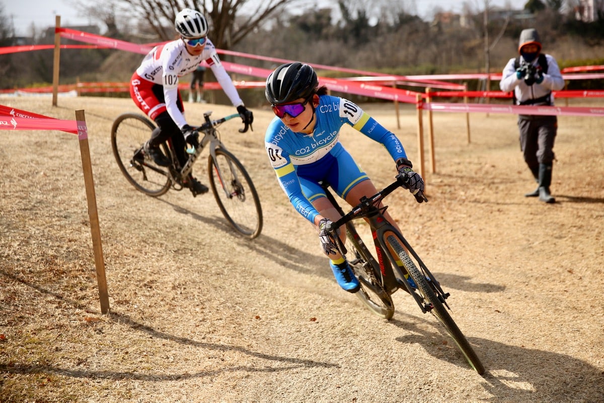 序盤から抜け出した今井美穂（CO2bicycle）と松本璃奈（TEAM SCOTT）