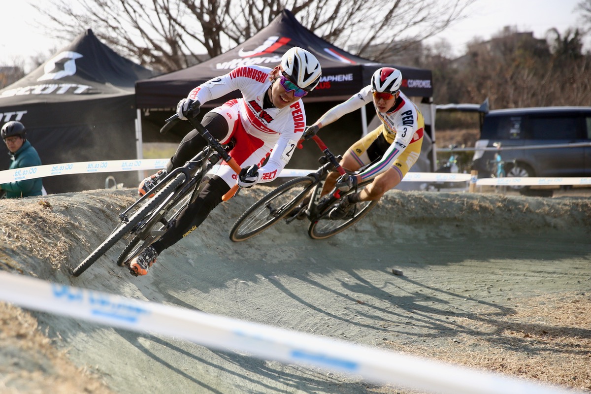 2周目、前田公平(弱虫ペダルサイクリングチーム)と織田聖(弱虫ペダルサイクリングチーム)が抜け出す