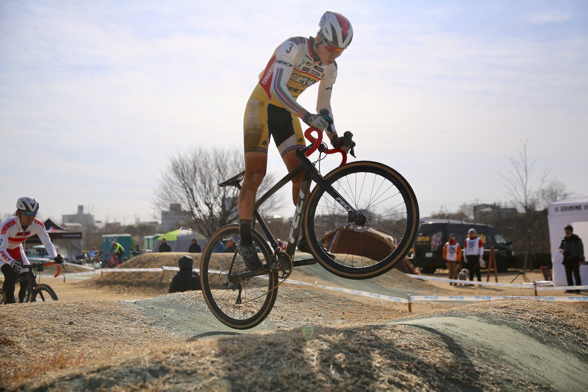 BMX仕込みのテクニックでパンプトラックを飛ぶ織田聖（弱虫ペダルサイクリングチーム）