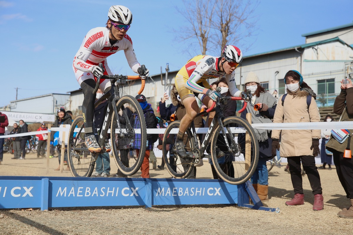 前田公平(弱虫ペダルサイクリングチーム)と織田聖(弱虫ペダルサイクリングチーム)が並んでシケインをバニーホップ
