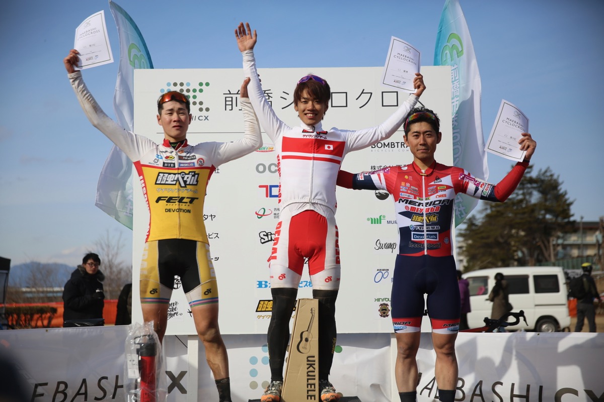 C1表彰台。前田公平(弱虫ペダルサイクリングチーム)が中央に上がる