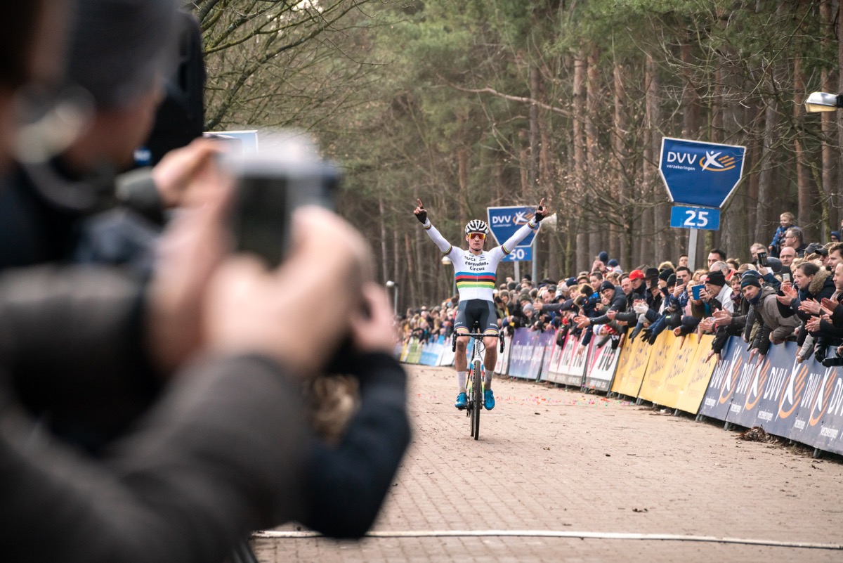 今シーズン29勝目を飾ったマチュー・ファンデルポール（オランダ、コレンドン・サーカス）