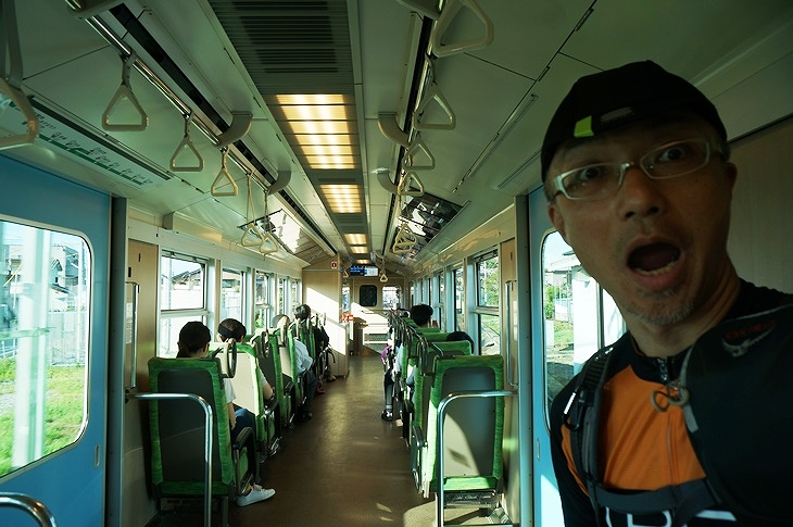 その車内がなんとも狭い！こんなおもちゃみたいな(失礼！)鉄道が、今も現役というところに三重県の底知れぬポテンシャルの高さを感じます