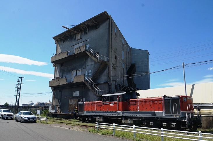 橋を渡った先で機関車を付け替えて貨車の受け渡し作業に取り掛かります！