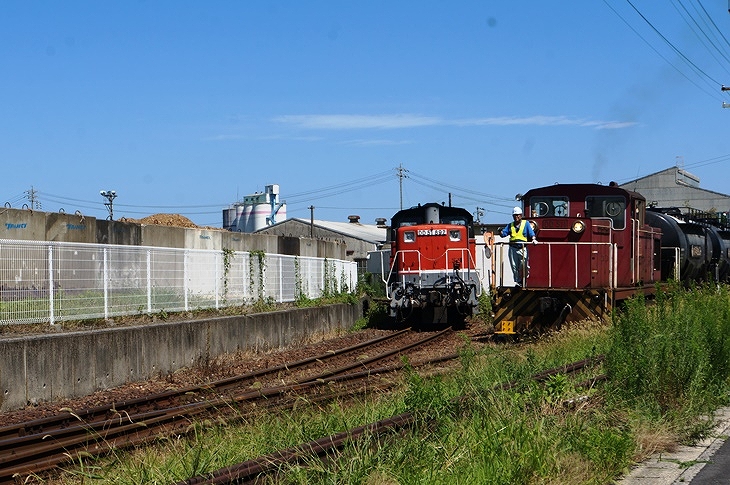 手際のよい貨車の入れ換え作業は見ていて飽きることがありません(笑)