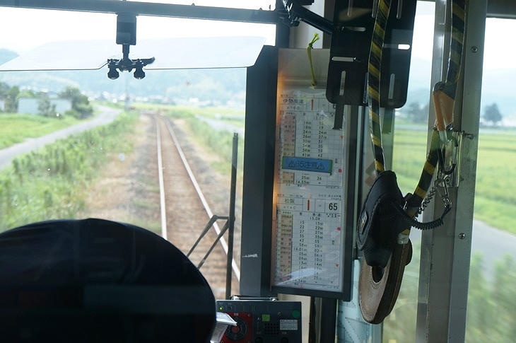 長閑な平野を山に向かってガタゴトと進んで行きますが、運転席わきにぶら下がっている、この丸い輪っかが気になる…