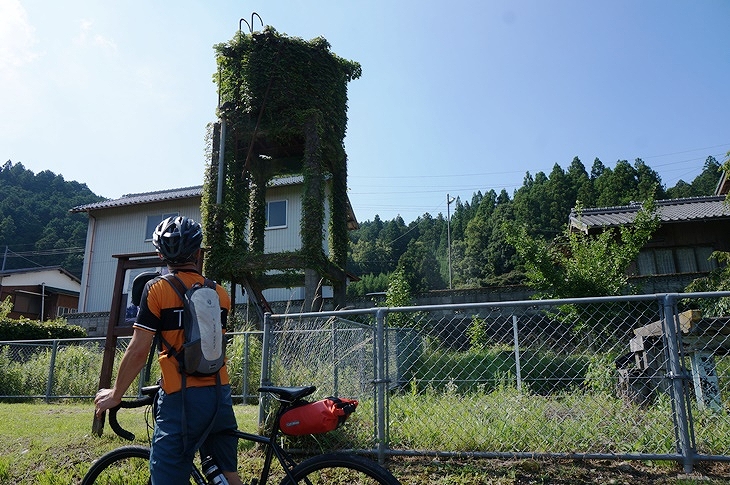 線路の行きどまりにあったSL時代の給水塔が、鉄道が華やかだった時代を物語っているようでした