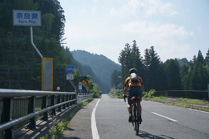 山に向かってひた走って行くと三重県と奈良県の県境が現れました！