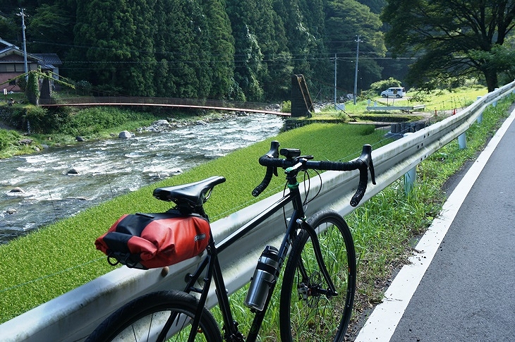 山間部に入ると川沿いにゆるやかに上ってゆく道が続きます