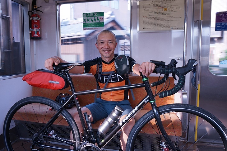 電車にそのまま自転車を積み込めるという非日常の体験に満面の笑みのテツ店長(笑)