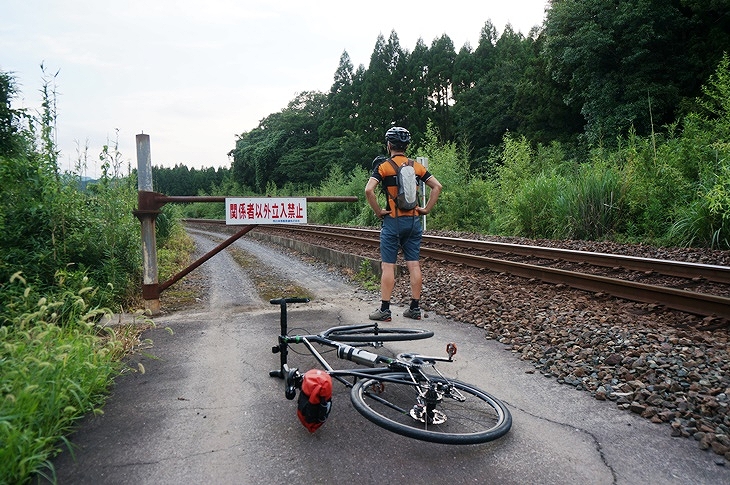 道路と線路を隔てるものが何も無い本当に辺鄙な場所に佇むテツ店長の見据える先にあるものは…