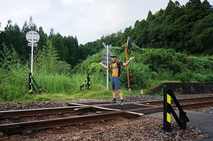 確かに踏切があるけれども、その渡った先は深い森というミステリースポットに戸惑う